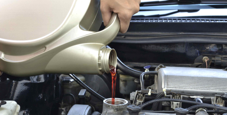 El aceite lubricante del coche: ¿mejor comprar uno caro o sirve el