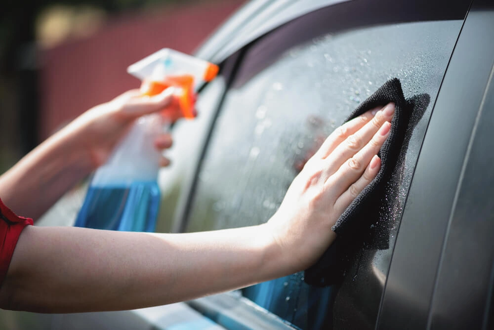 Cómo limpiar los vidrios del auto